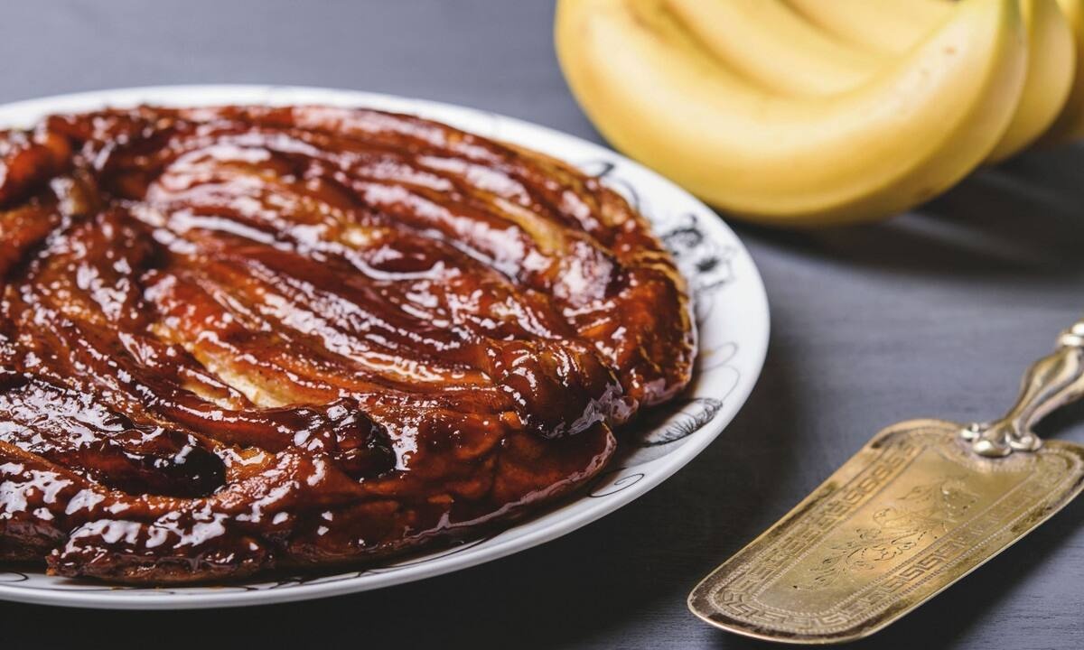Σοκολατένιο κέικ με μπανάνες στο τηγάνι (vid)