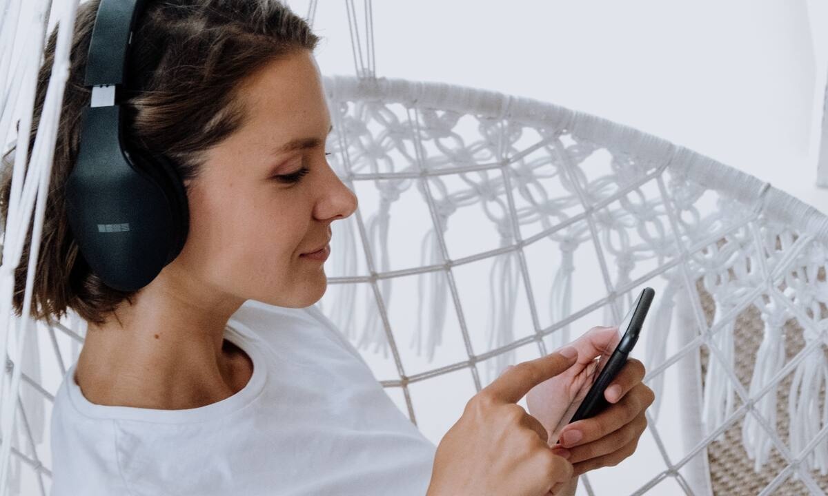 Τα 3 καλύτερα Podcasts που αξίζει να ακούσεις στο Spotify