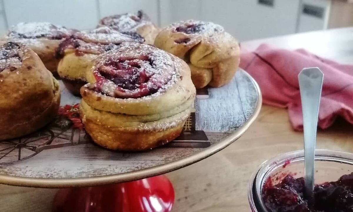 Πώς με ένα φύλλο σφολιάτας και μαρμελάδα θα φτιάξετε γλυκό