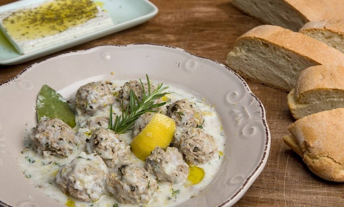 Γιουβαρλάκια με γιαούρτι από τον Άκη Πετρετζίκη