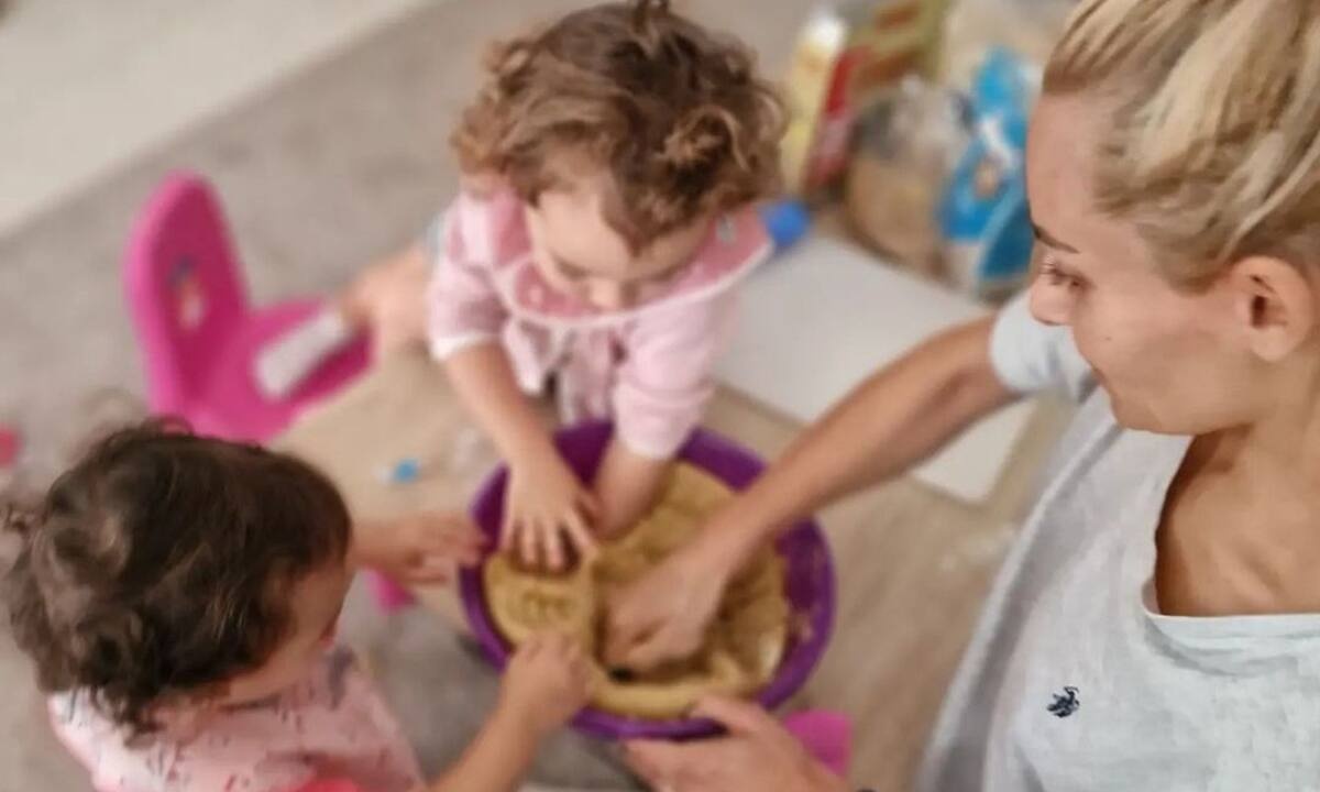 Η Βασιλική Μιλλούση φτιάχνει κουλουράκια με τις κόρες της