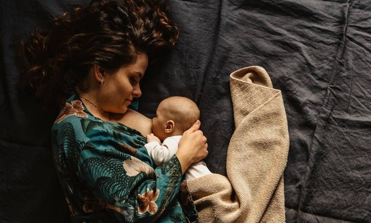 Φωτογράφος απαθανατίζει τις τρυφερές στιγμές του θηλασμού