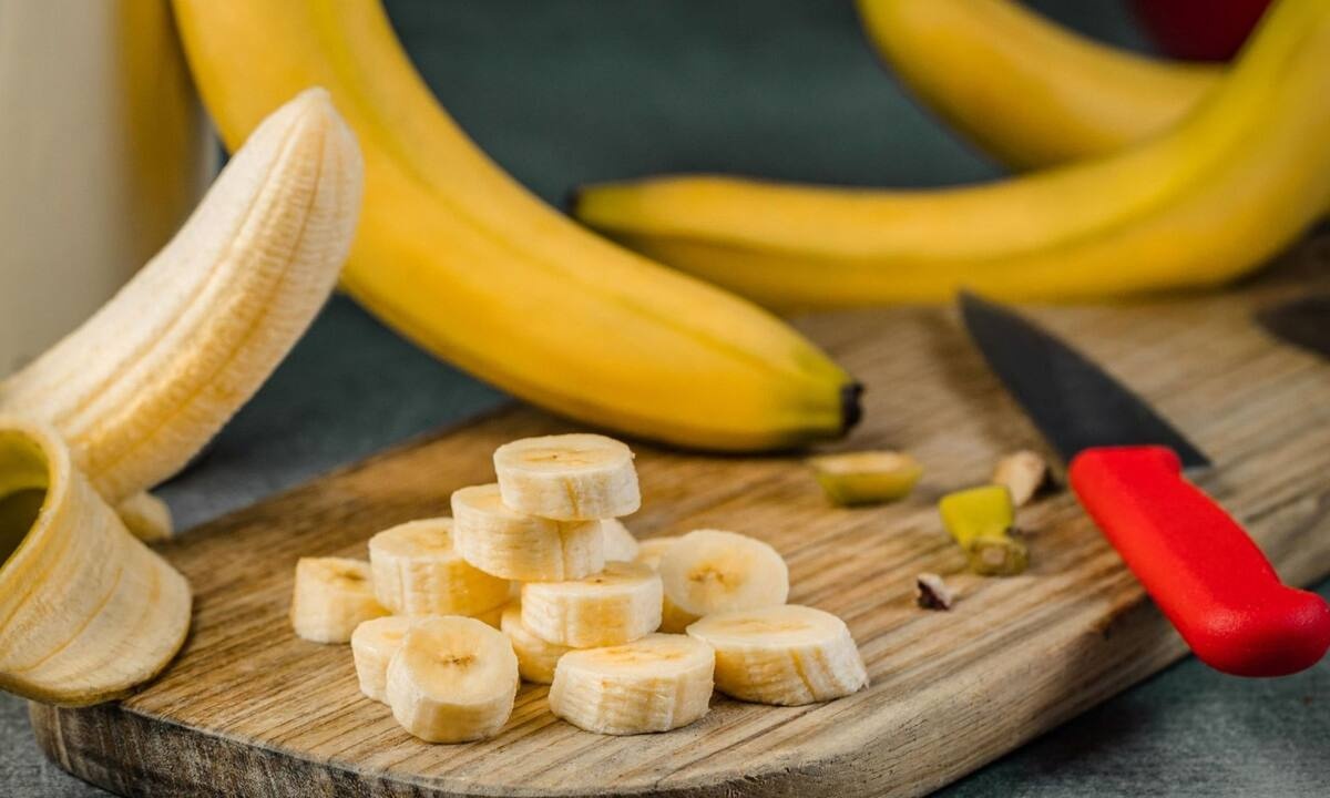 Απίθανοι τρόποι να αξιοποιήσετε τις φλούδες μπανάνας