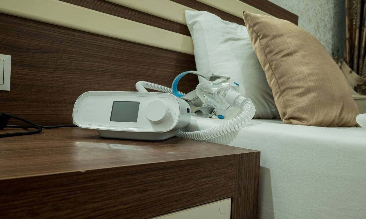 Αποφρακτική άπνοια ύπνου: Γιατί αυξάνει τον κίνδυνο άνοιας