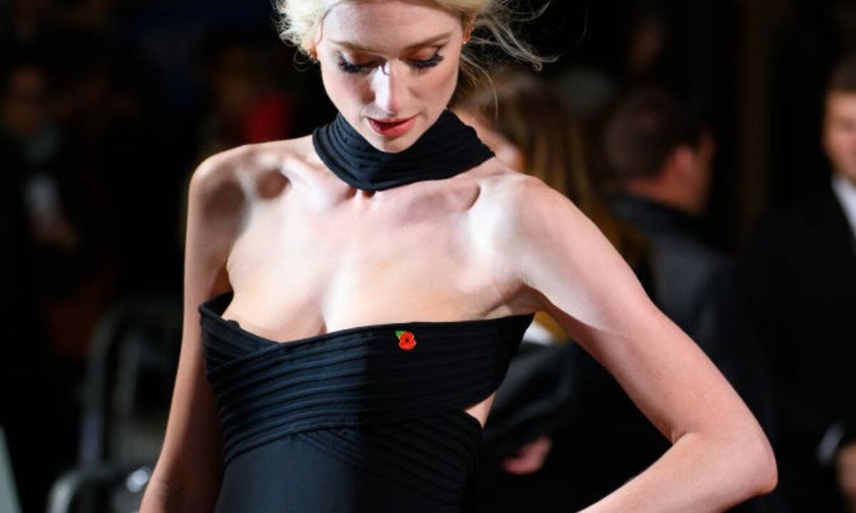 Το Crown έκανε πρεμιέρα & η Elizabeth Debicki ανατρίχιασε ως Diana