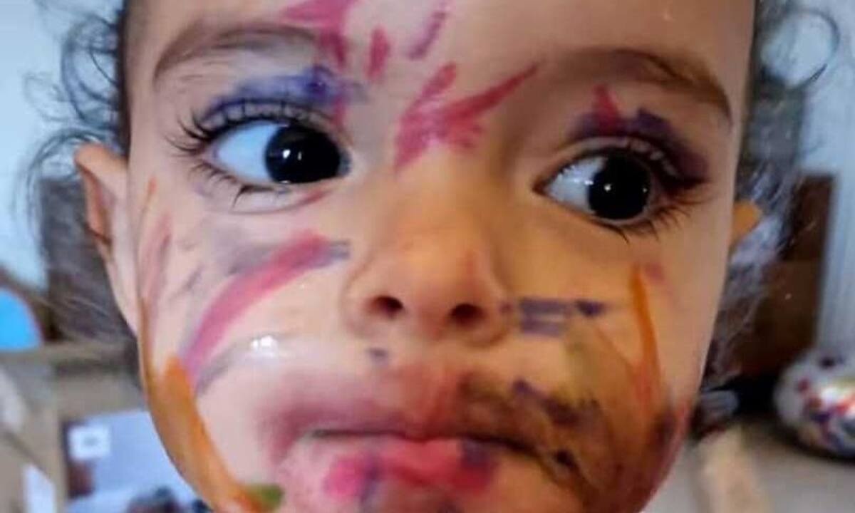 Λένια Πετρούνια: Γέμισε το πρόσωπό της με χρώματα και μπογιές