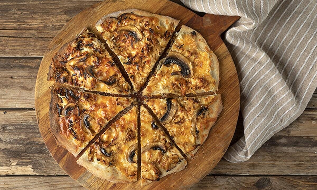 Πίτσα με κοτόπουλο και τυρί κρέμα από τον Άκη Πετρετζίκη