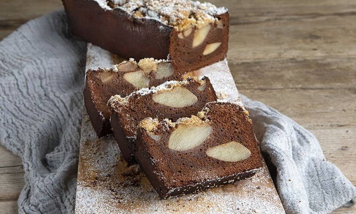 Κέικ σοκολάτας με αχλάδια από τον Άκη Πετρετζίκη