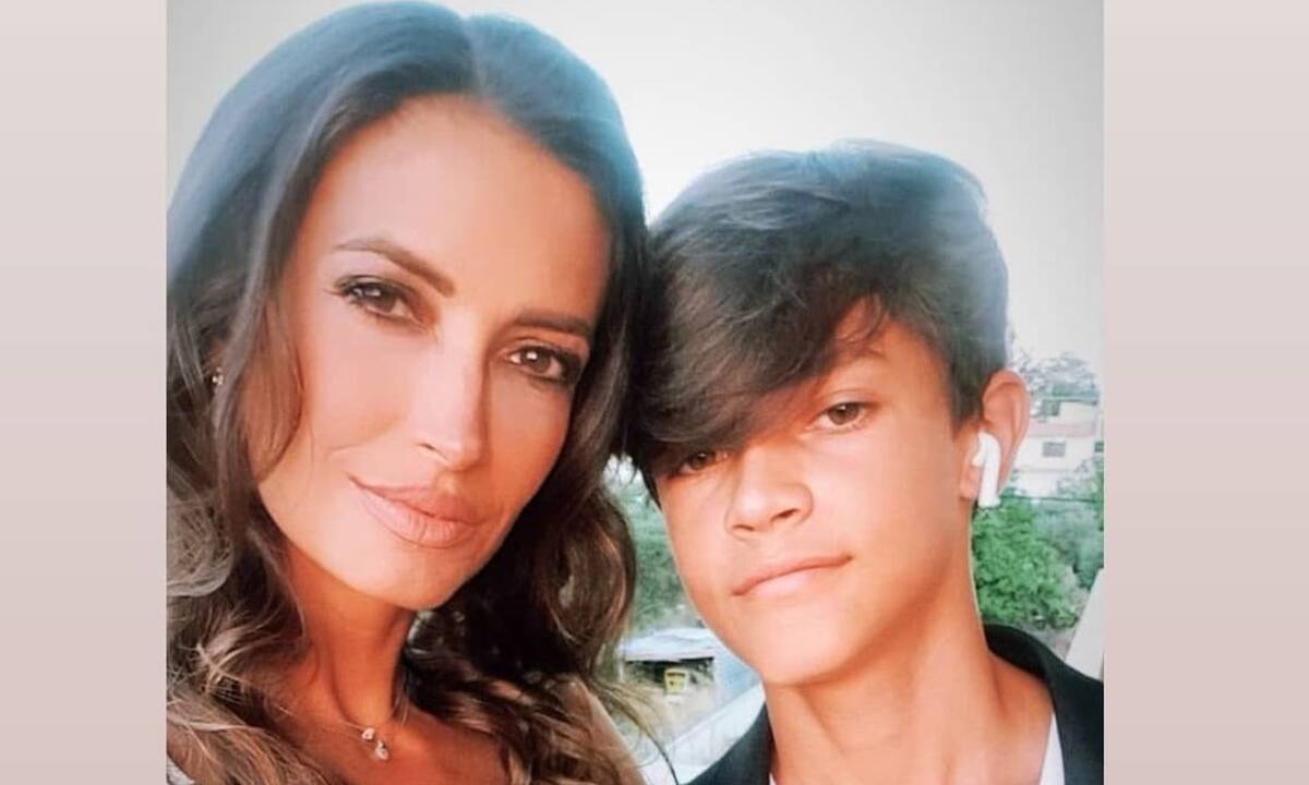 Μάρα Δαρμουσλή: Φωτογραφίζει τους δυο γιους της αγκαλιά