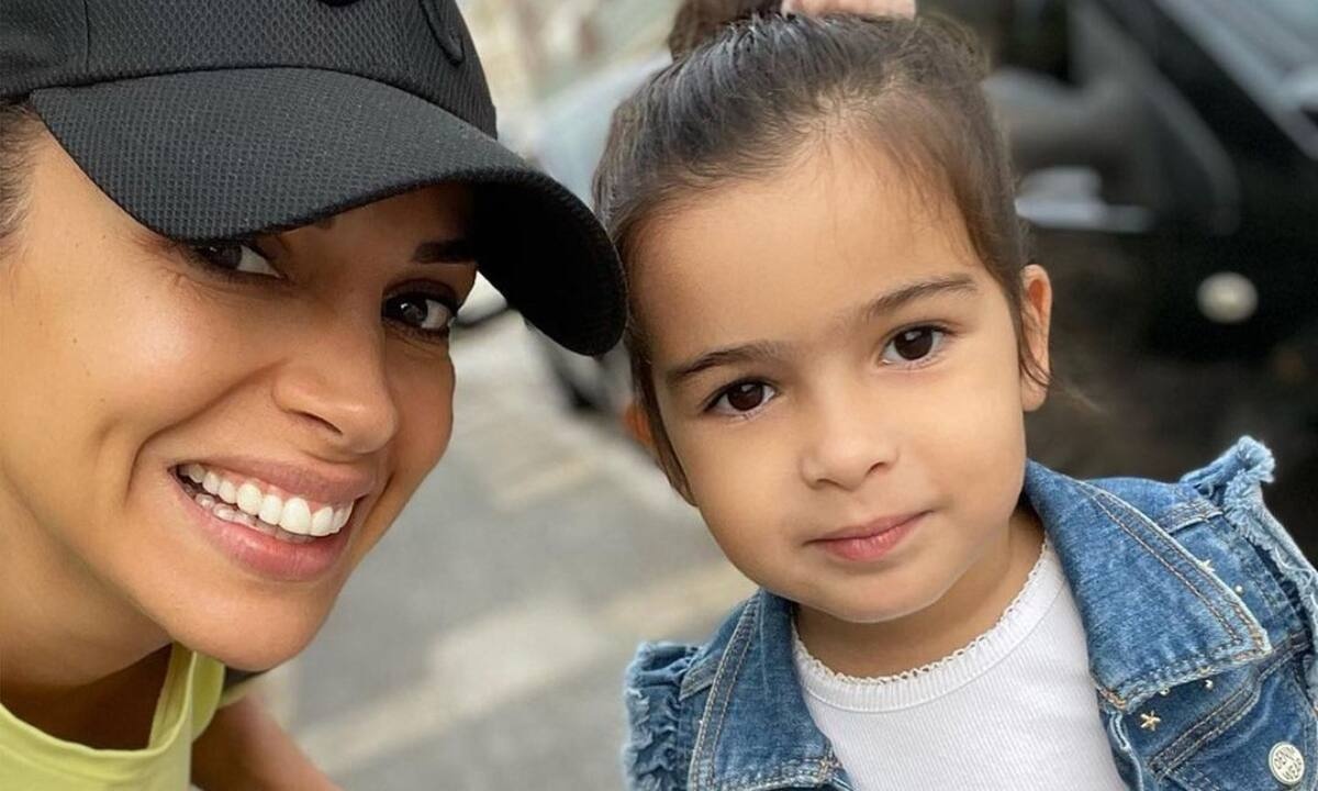 Ελένη Χατζίδου: Η Μελίτα της έβαλε στέμμα, κοσμήματα και την έβαψε