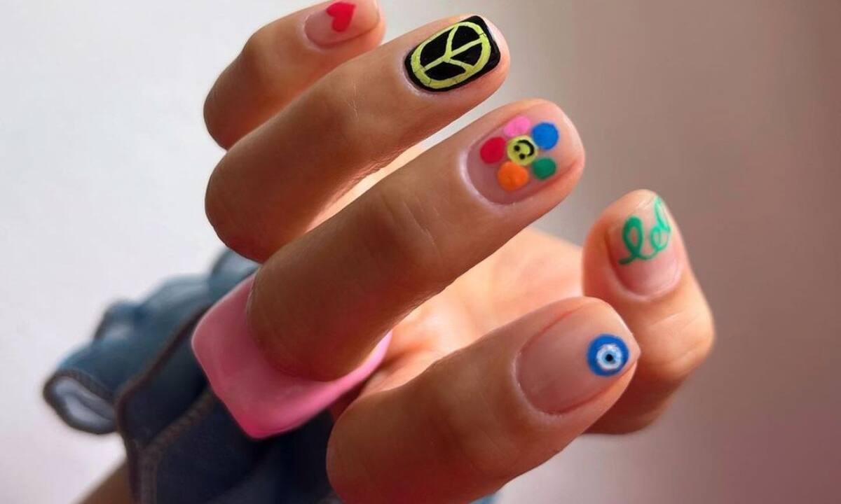 10 χρωματιστά μανικιούρ για κοντά νύχια