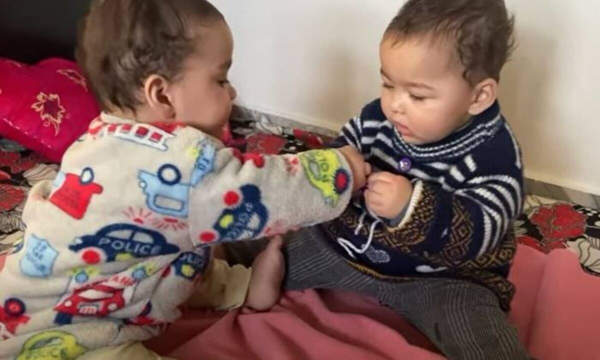 Δίδυμα μωρά τσακώνονται για ένα περιτύλιγμα σοκολάτας