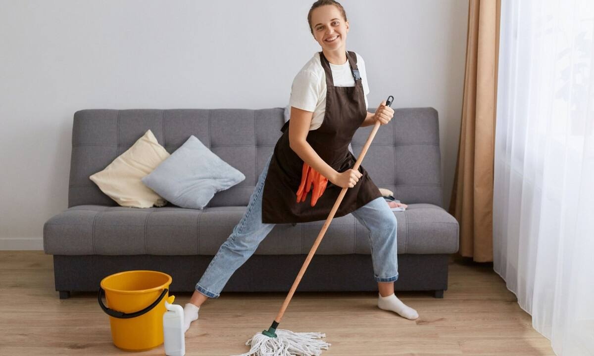 Ο λόγος που μυρίζει άσχημα το σπίτι μετά το σφουγγάρισμα