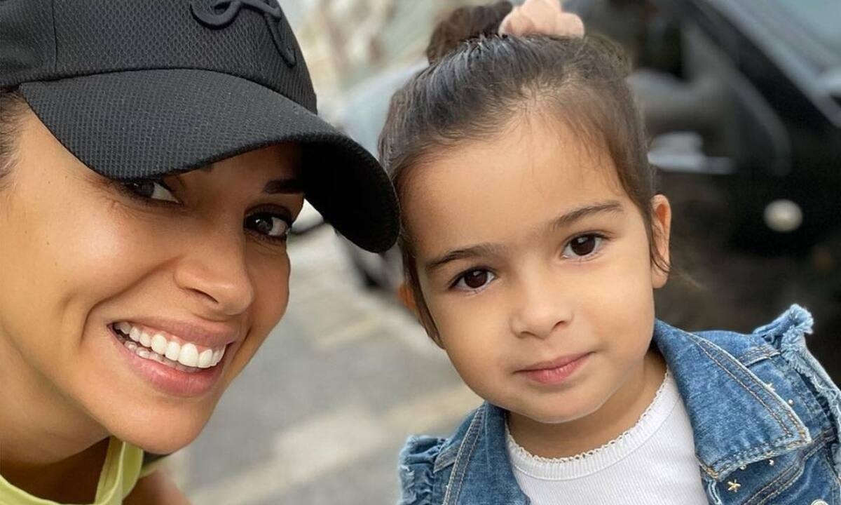 Ελένη Χατζίδου: Με τη Μελίτα μέσα στην πισίνα του κολυμβητηρίου