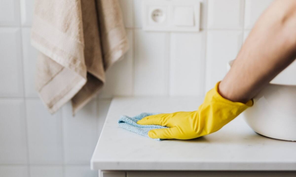 Το προϊόν για να καθαρίσεις το τζάκι και την μπανιέρα είναι ένα