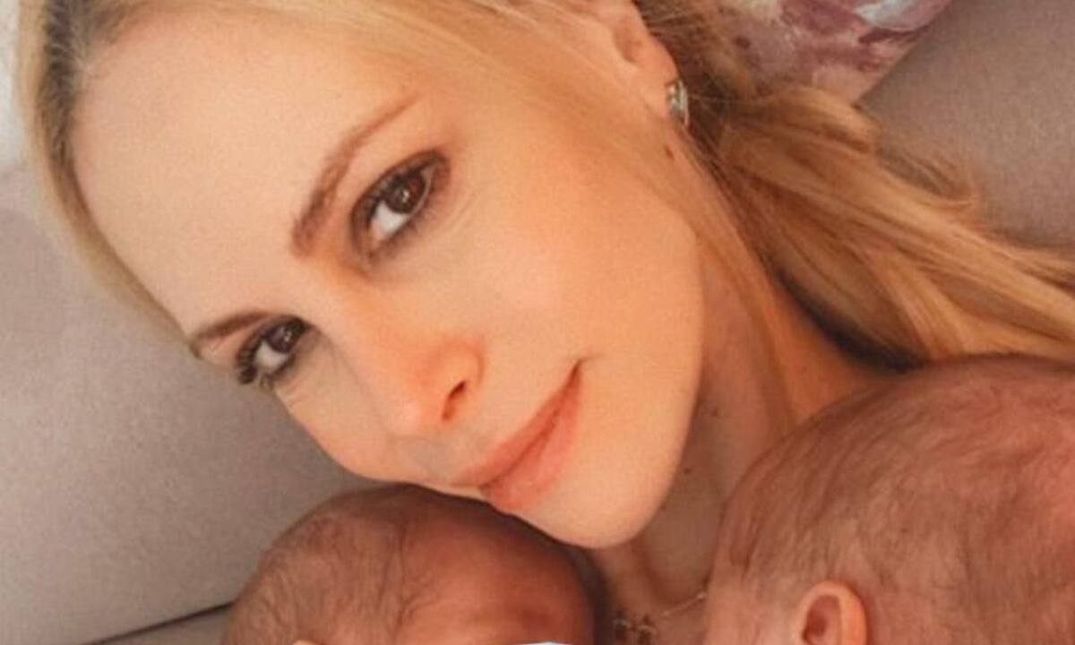 Στέλλα Δημητρίου: Ποζάρει αγκαλιά με τα δίδυμα αγοράκια της