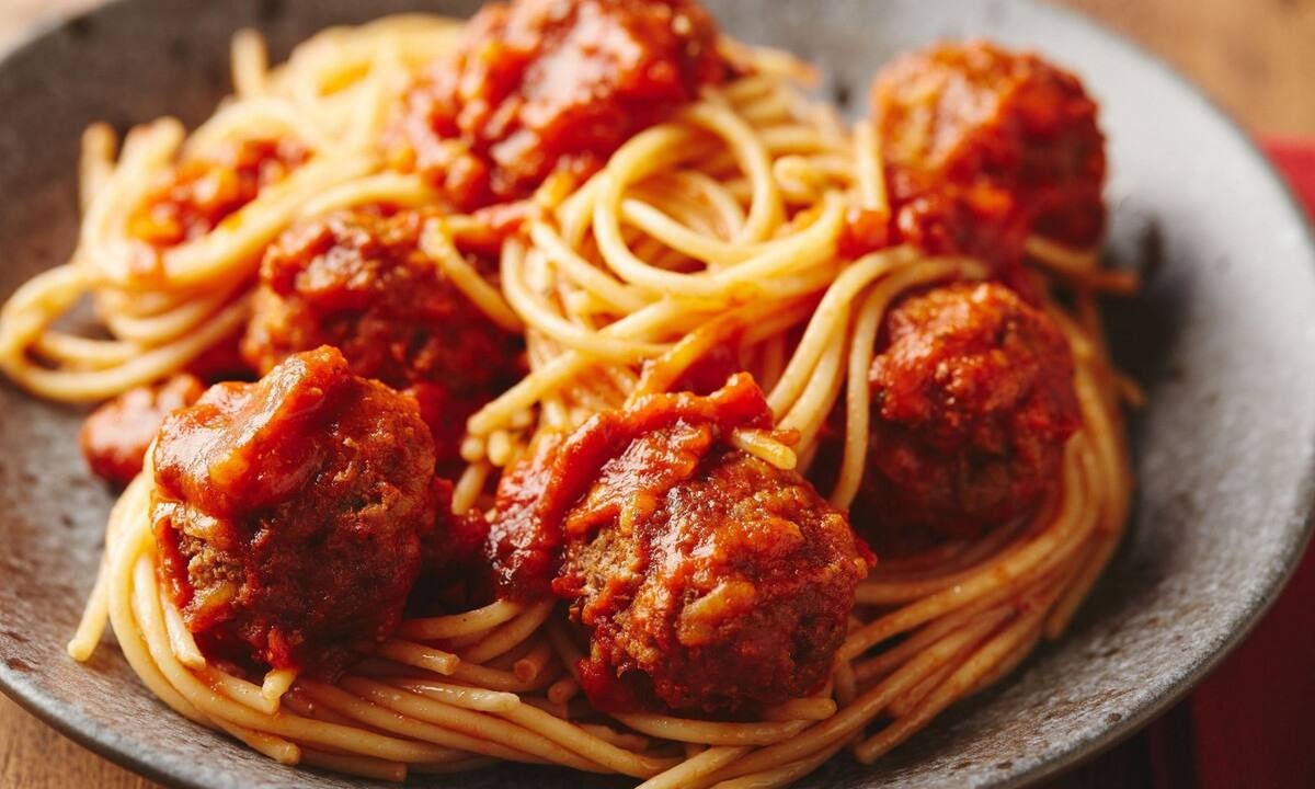 Μακαρονάδα με κοκκινιστά κεφτεδάκια - Τη ζητήσατε και ιδού