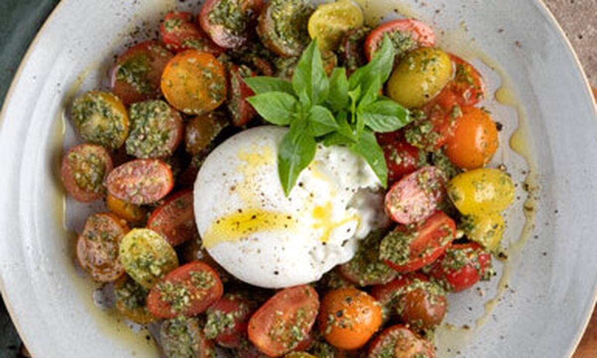 Σαλάτα caprese με ντοματίνια και πέστο βασιλικού από τον Άκη Πετρετζίκη