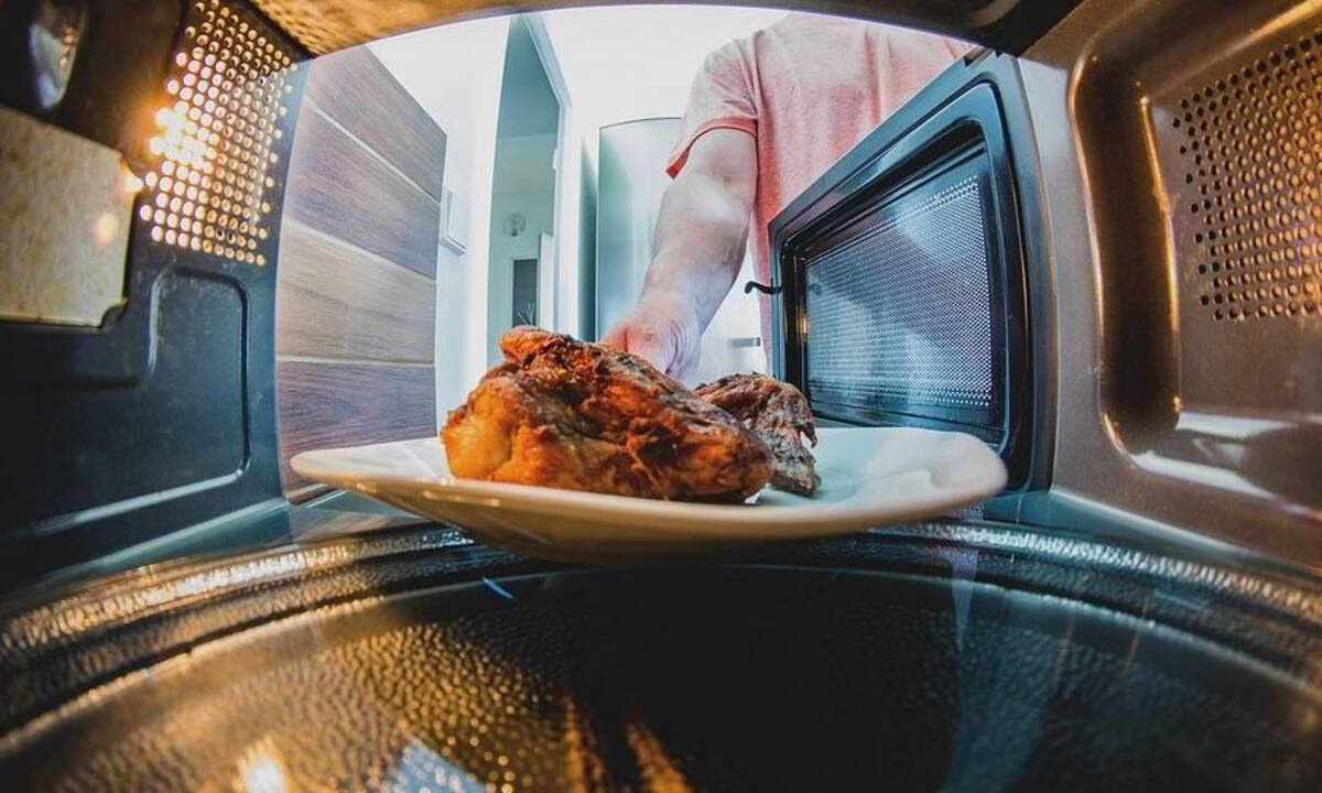Κοτόπουλο: Ο σοβαρός κίνδυνος από το μαγείρεμα στα μικροκύματα