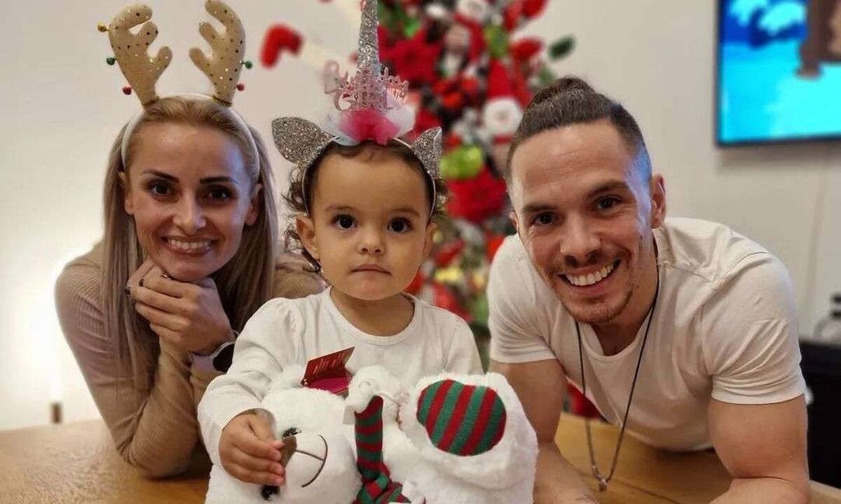 Πετρούνιας- Μιλλούση: Η μικρή τους κόρη είχε γενέθλια- Οι τρυφερές φωτό στο Χριστουγεννιάτικο δέντρο