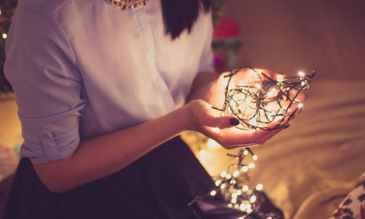 Το κόλπο για να μην ξεχάσεις ανοιχτά τα  λαμπάκια του δέντρου