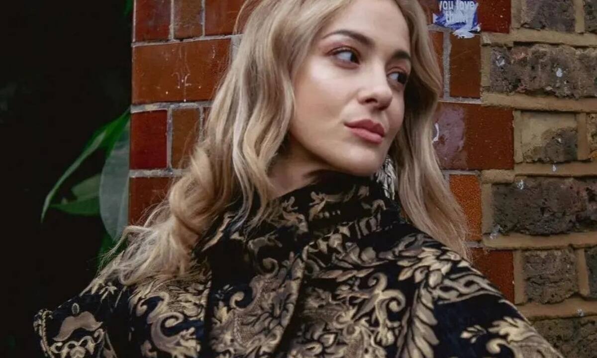 Twitter «σταυρώνει» Μποφίλιου: Έχουν dress code τα πολιτικά πιστεύω;