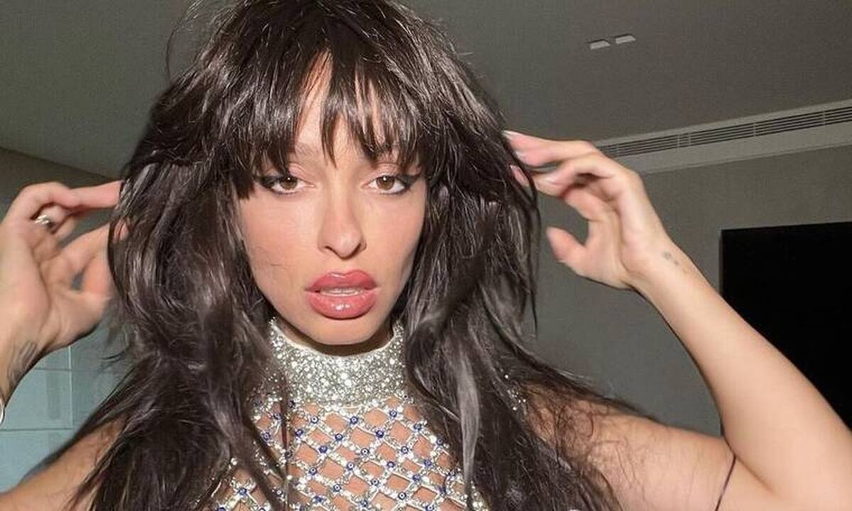 Φουρέιρα: Οι followers την αποθέωσαν! Ποζάρει με σακάκι που αφήνει ακάλυπτη τη φουσκωμένη κοιλιά της