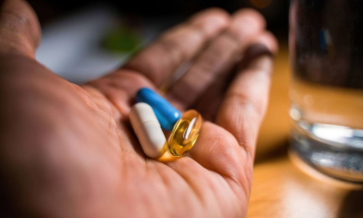 Βιταμίνες, ιχθυέλαια, μέταλλα: Ποια ωφελούν και ποια βλάπτουν