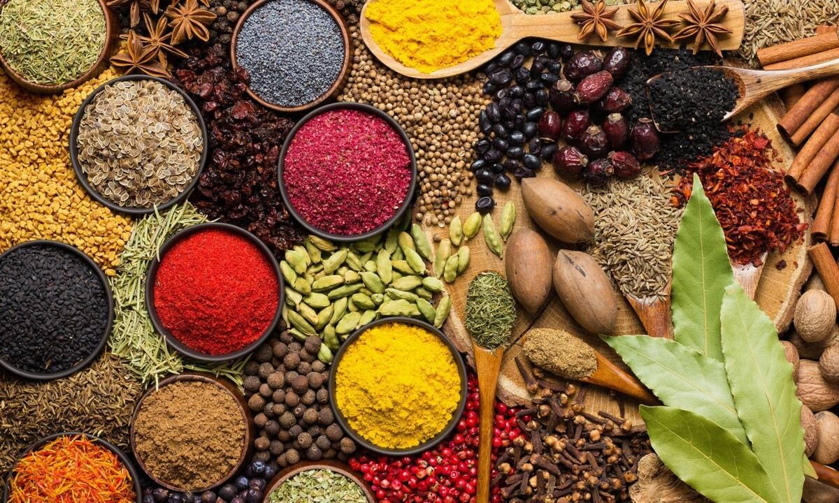 Μπαχαρικά, βότανα, ξηροί καρποί: Γιατί ωφελούν την υγεία του εντέρου