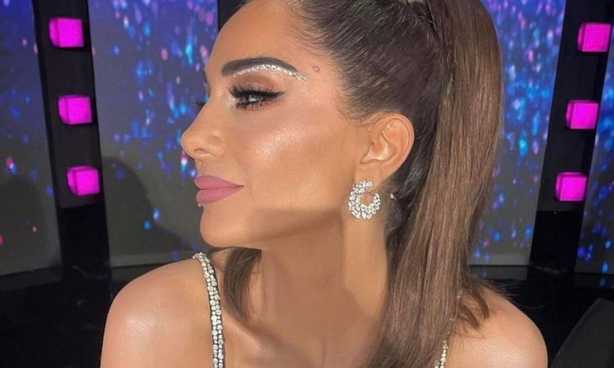 Όλοι μιλάνε για την αλά Ariana Grande, Βανδή, με το glitter στα φρύδια