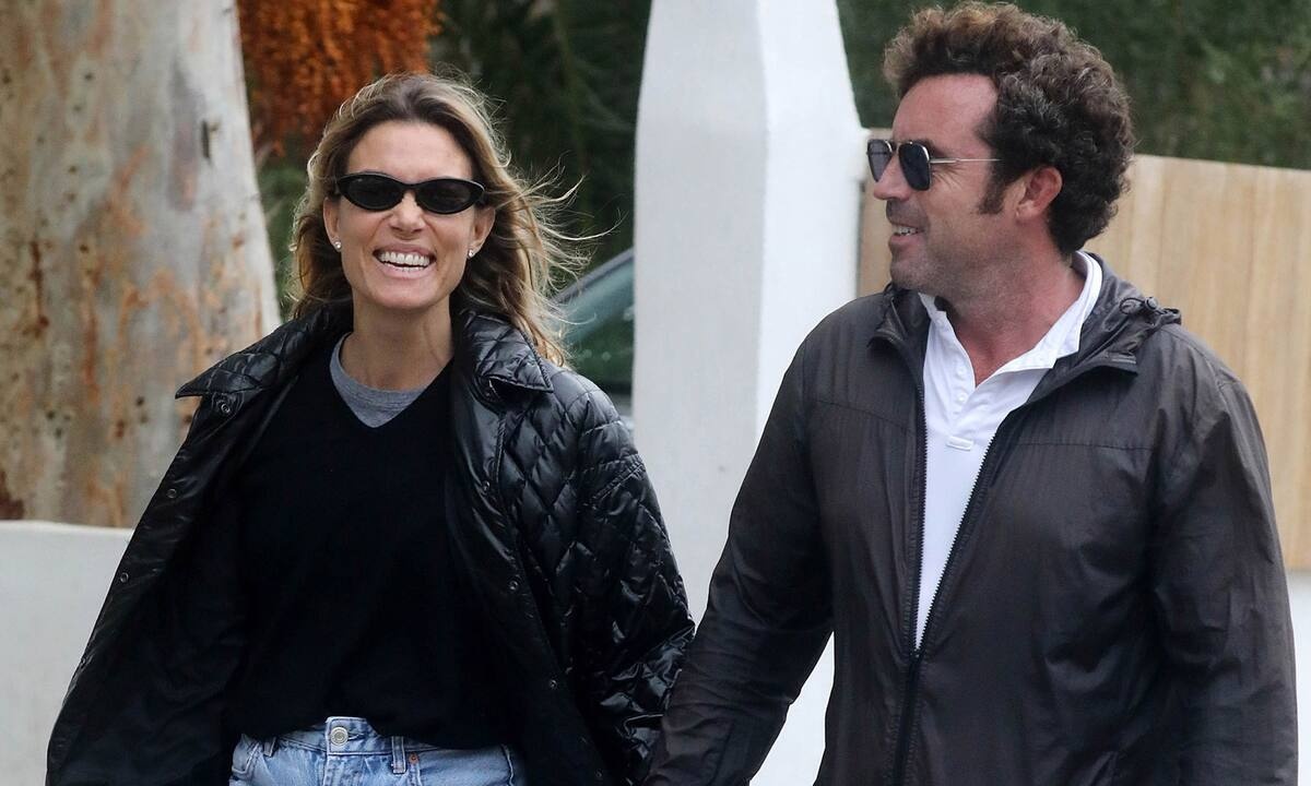 Καγιά-Κρασσάς: Η ευτυχία τους δεν κρύβεται! Χαλαρή βόλτα πιασμένοι χέρι-χέρι στη Γλυφάδα!