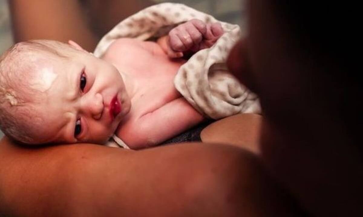 Μαμά γέννησε με όλη την οικογένεια στο πλευρό της