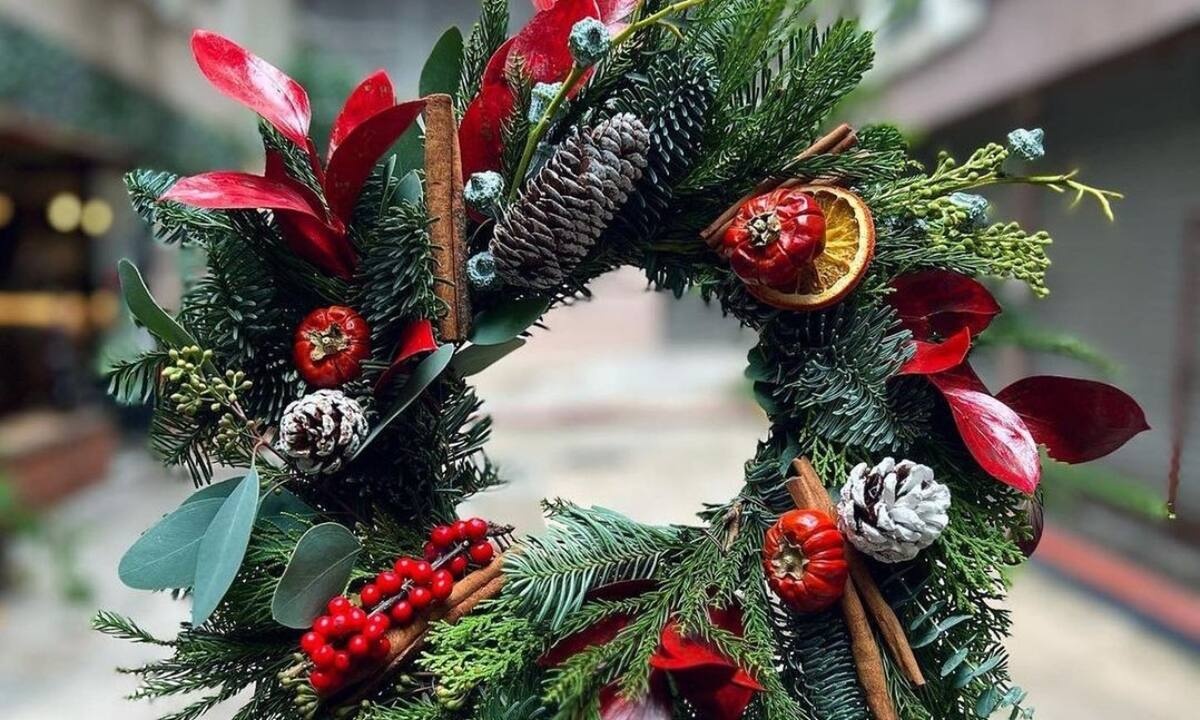 Πρωτότυπα χριστουγεννιάτικα στεφάνια για την πόρτα και όχι μόνο