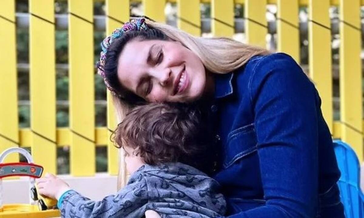 Μαντώ Γαστεράτου: Βοηθά τον γιο της να μάθει την αλφαβήτα