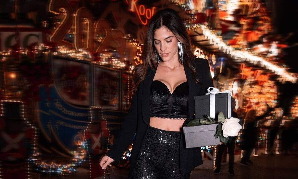 Η Χριστίνα Μπόμπα είναι... φωτιά! Οι νέες φωτό με κόκκινα εσώρουχα