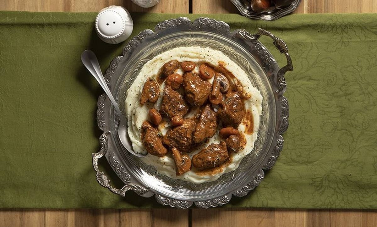 Μοσχαράκι μπουργκινιόν με κάστανα από τον Άκη Πετρετζίκη!