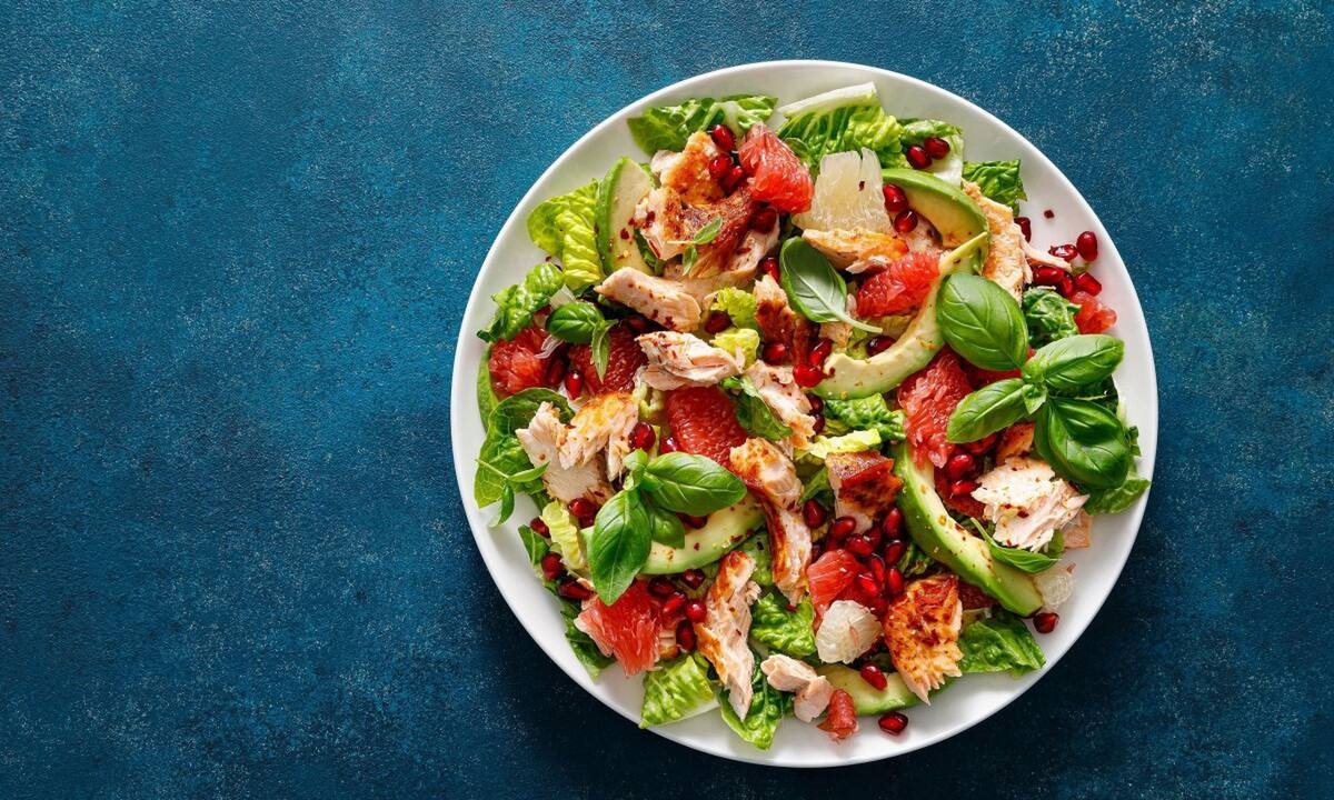 Χριστουγεννιάτικη σαλάτα για το γιορτινό τραπέζι με σολομό