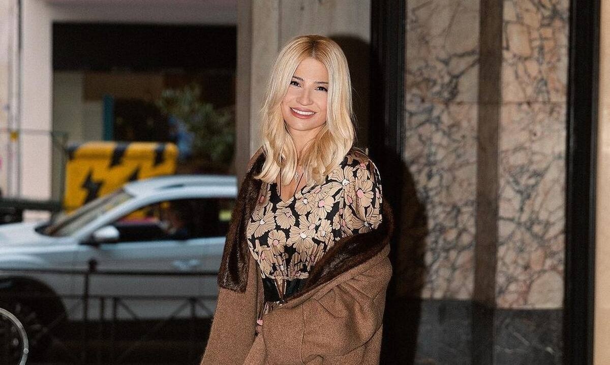 Φαίη Σκορδά: Φοράει βελούδινο μπλε φόρεμα και μας συστήνει ένα υπέροχο outfit για το ρεβεγιόν!