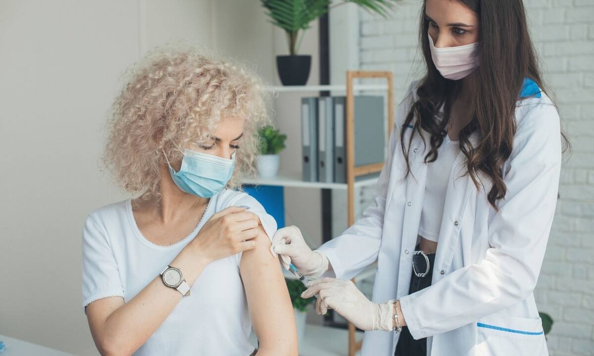 Επικαιροποιημένη αναμνηστική δόση: Πόσο προστατεύει από βαριά νόσηση