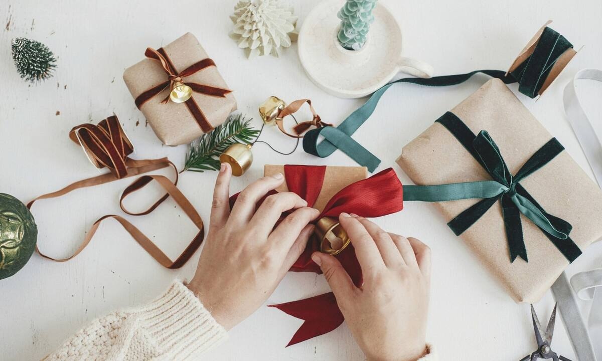 Πώς να τυλίξετε τα δώρα της Πρωτοχρονιάς σαν επαγγελματίας