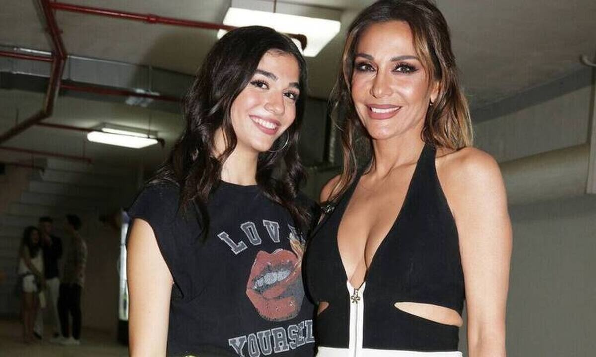 Δέσποινα Βανδή- Μελίνα Νικολαϊδη: Ποζάρουν αγκαλιασμένες και εύχονται καλά Χριστούγεννα!