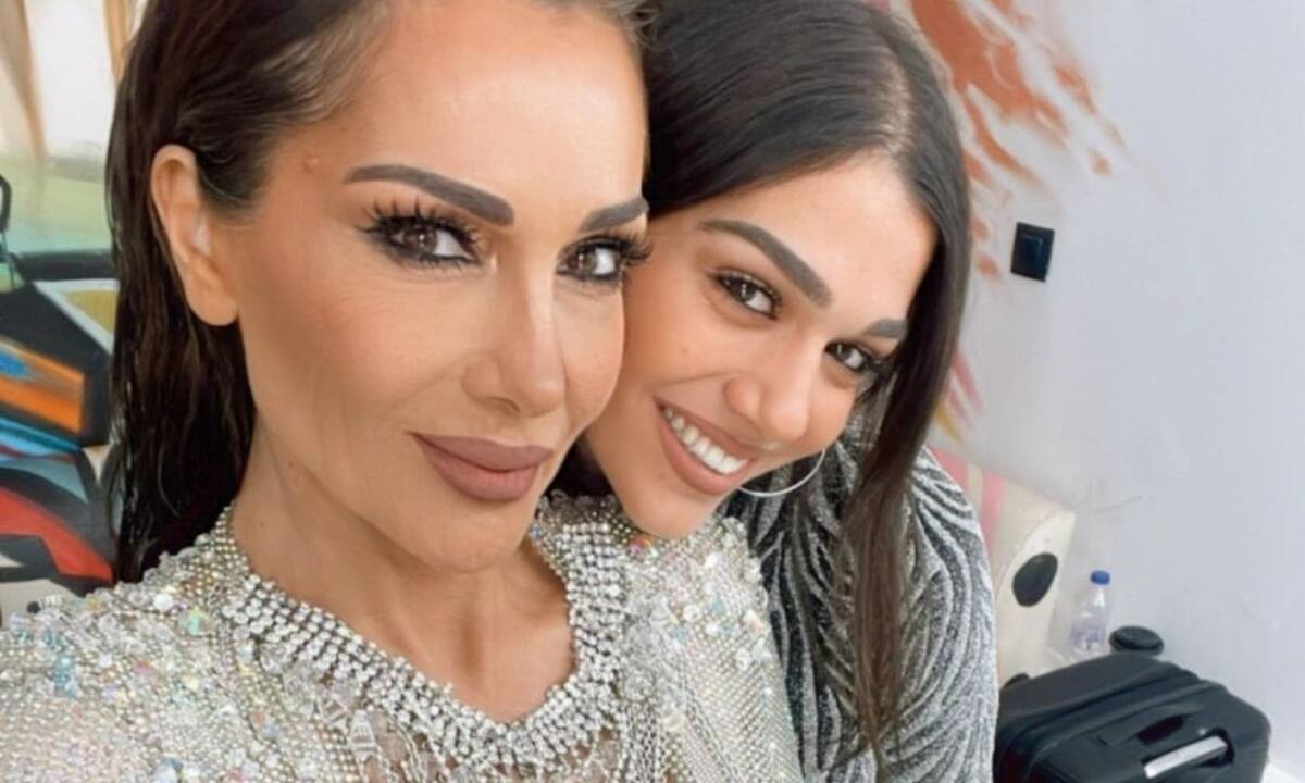 Η φωτό της Μελίνας Νικολαΐδη με τη Δ. Καμπούρη & το γιορτινό μανικιούρ