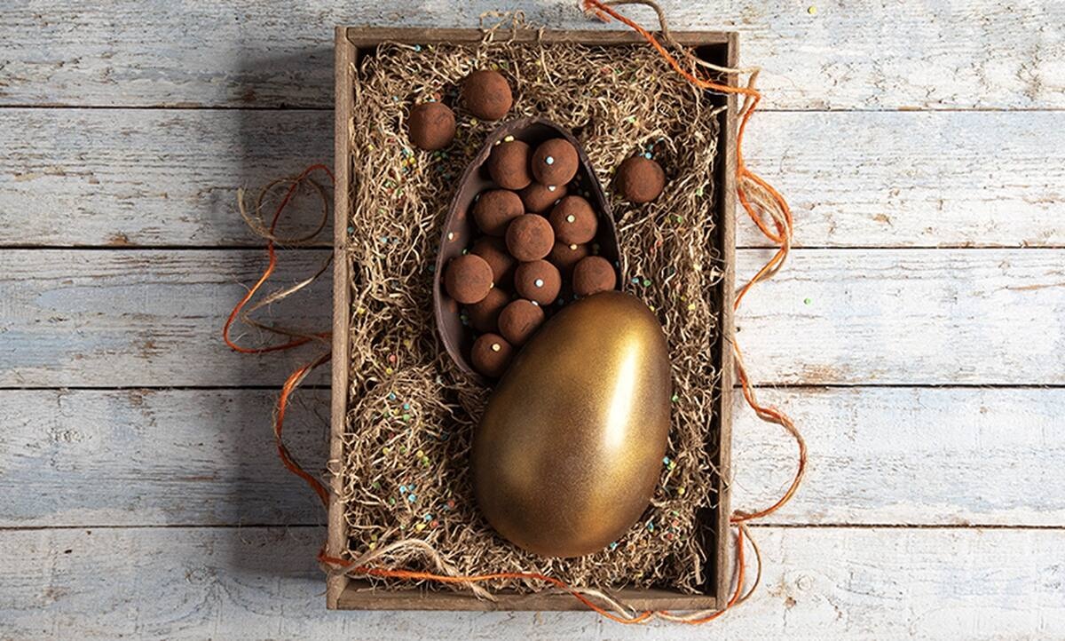 Σοκολατένιο αυγό γεμιστό με τρουφάκια από τον Άκη Πετρετζίκη