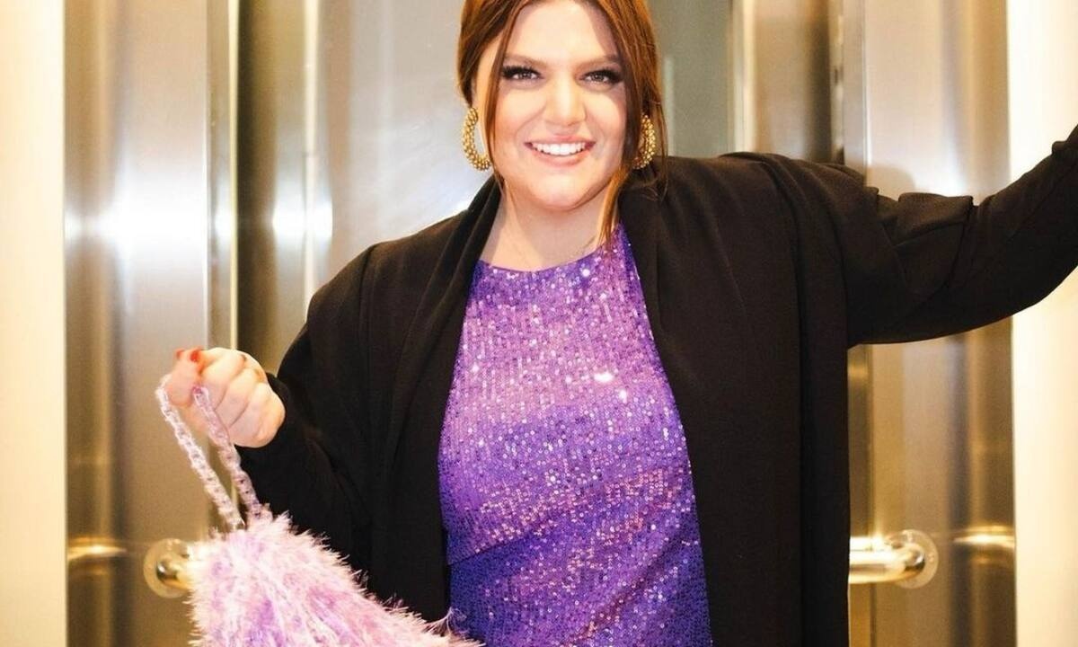 Φόρεμα ή παντελόνι; Η Δανάη Μπάρκα διδάσκει για look ρεβεγιόν