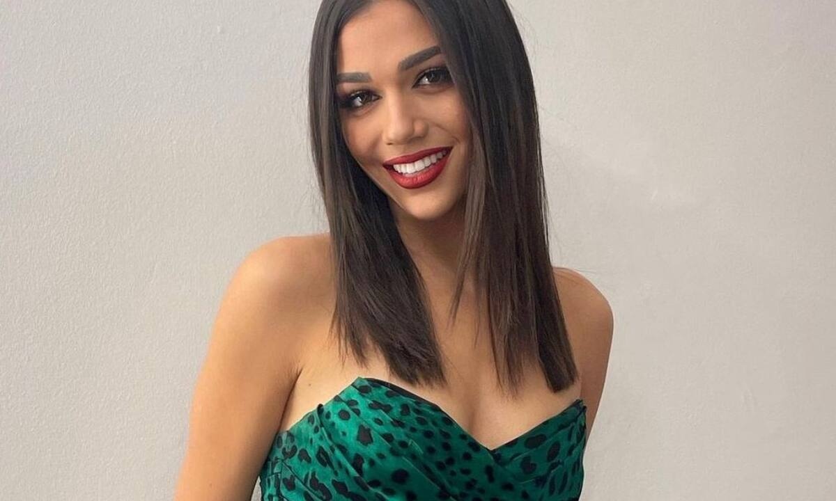 Νικολαΐδη: Με το D&G φόρεμα της Βανδή - Πώς το φορούσε παλιά η Δέσποινα