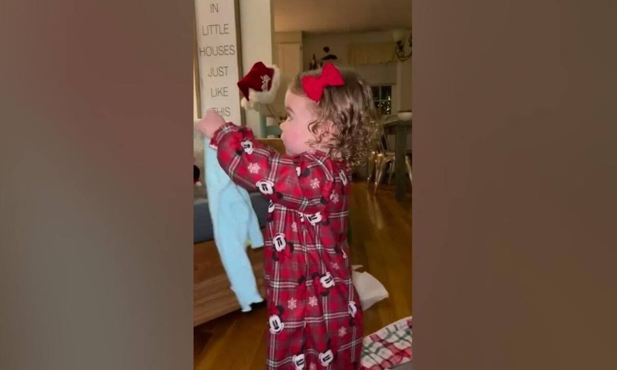 Νήπιο ανοίγει τα δώρα και η αντίδρασή του είναι απολαυστική