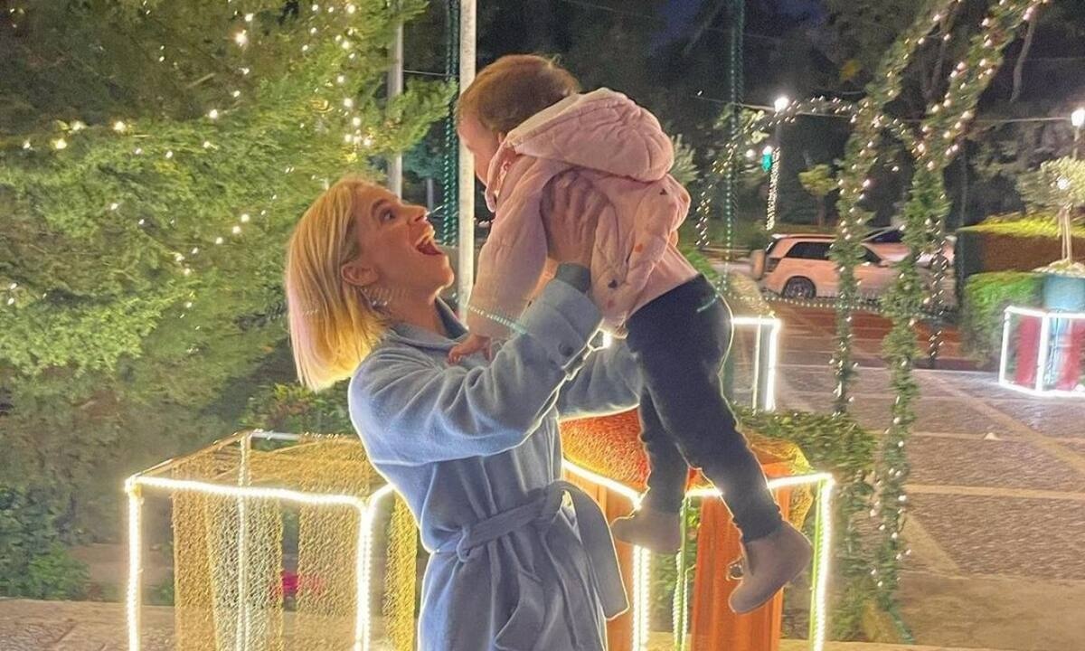 Νάντια Μπουλέ: Βραδινή βόλτα με την κόρη της