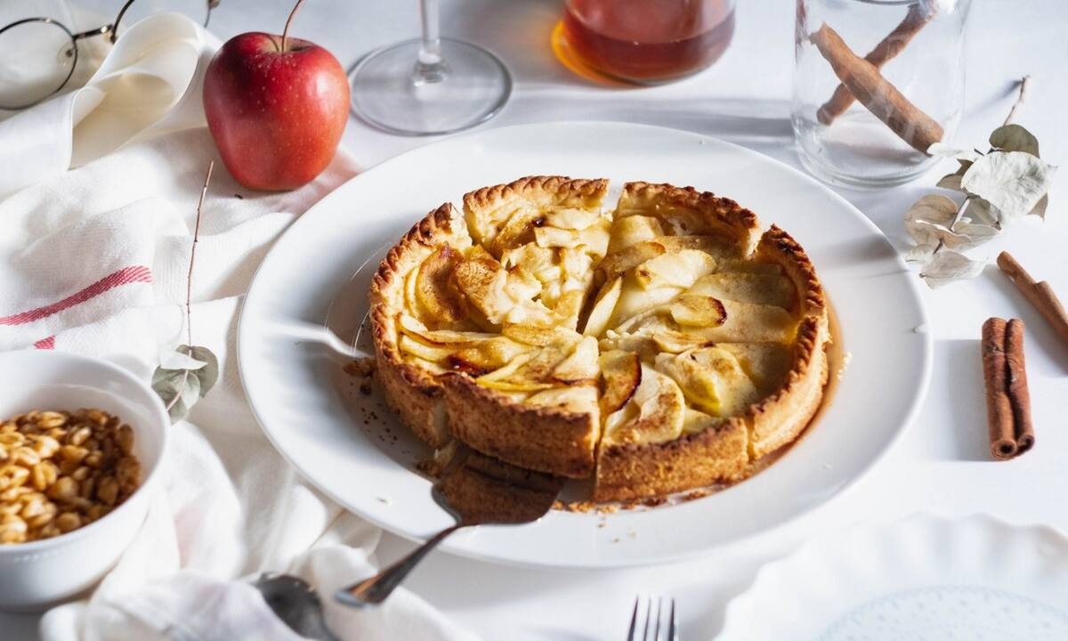 Το ιδανικό επιδόρπιο για αύριο είναι μία αρωματική τάρτα μήλου
