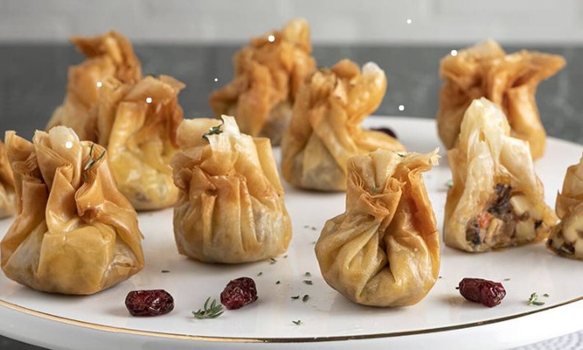 Πουγκάκια με άγρια μανιτάρια και μπρι από τον Άκη Πετρετζίκη