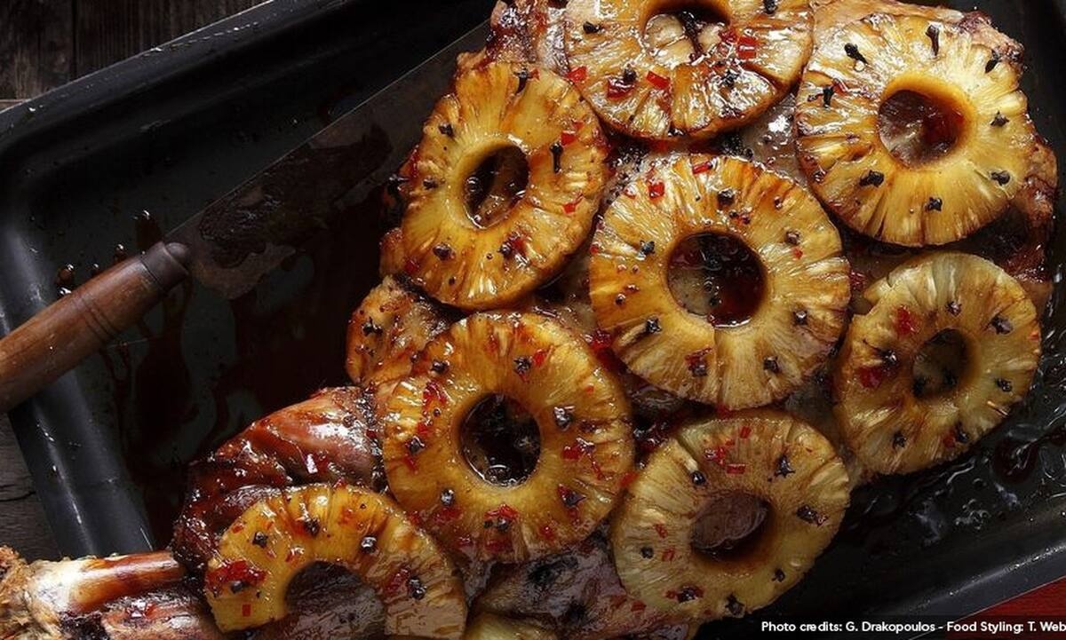 Χοιρινό ψητό με ανανά από τον Άκη Πετρετζίκη